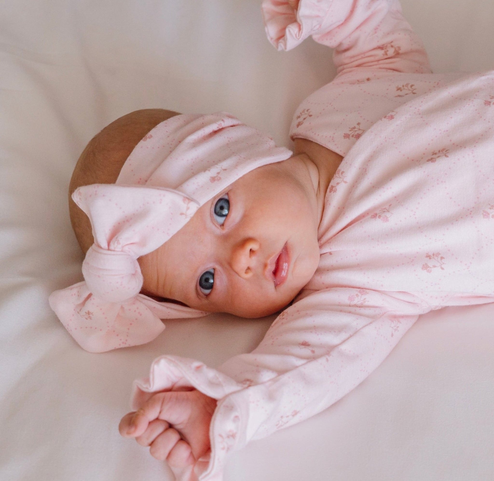 Headwrap with bow for babies, made from bamboo and organic cotton fabric in a dainty dots design.”