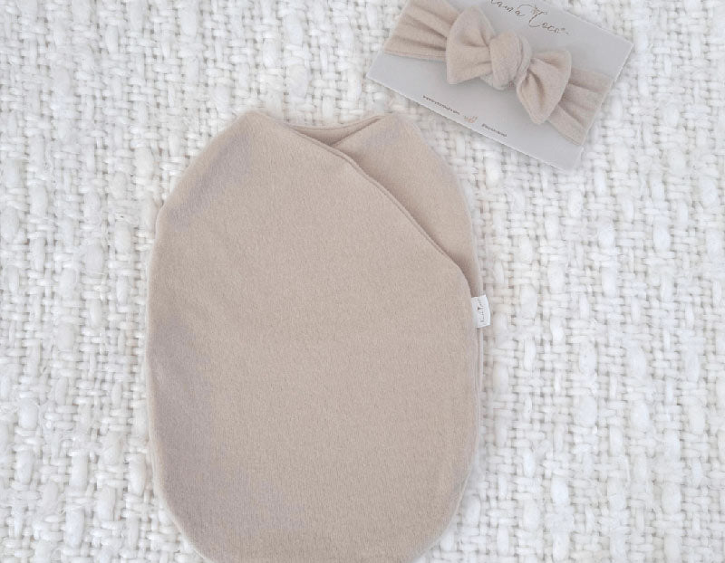 Plush Latte headwrap for babies, featuring a stylish bow detail.