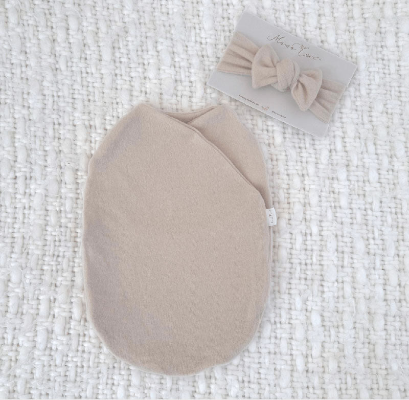 Plush Latte headwrap for babies, featuring a stylish bow detail.