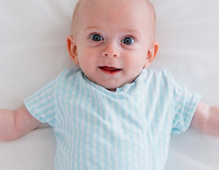 Short sleeved winged bodysuit for babies in silky modal fabric.