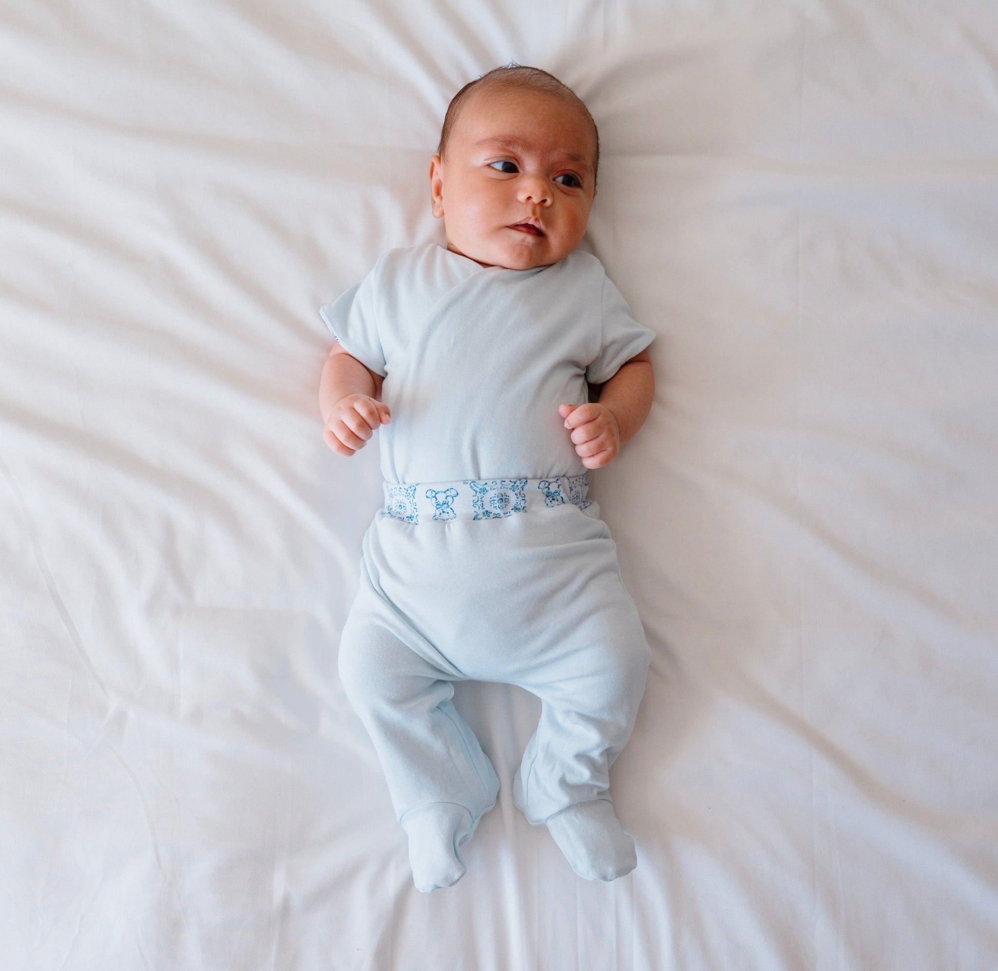 Reversible short-sleeve baby winged bodysuit in teddy tiles design.