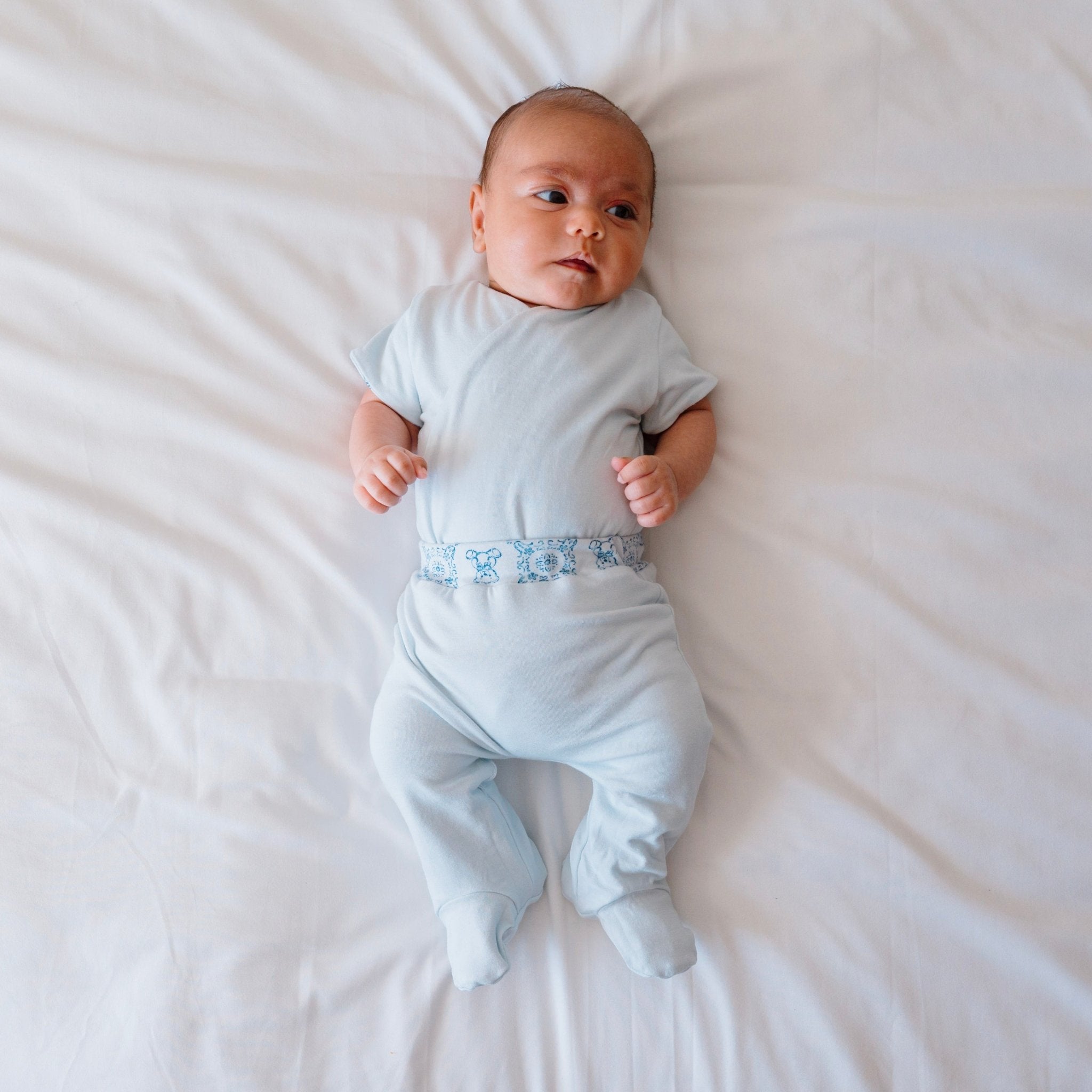 Reversible short-sleeve baby winged bodysuit in teddy tiles design.