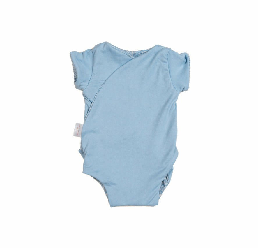 Everyday reversible short-sleeve winged bodysuit with Blue Swells print and classic brushed softness.