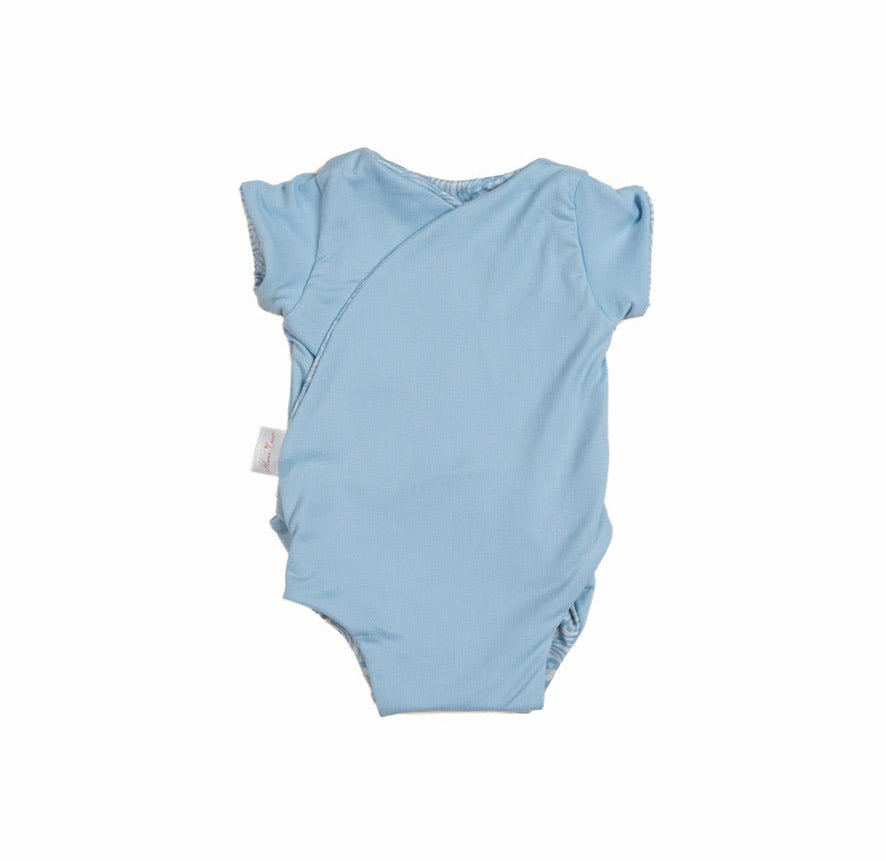 Everyday reversible short-sleeve winged bodysuit with Blue Swells print and classic brushed softness.