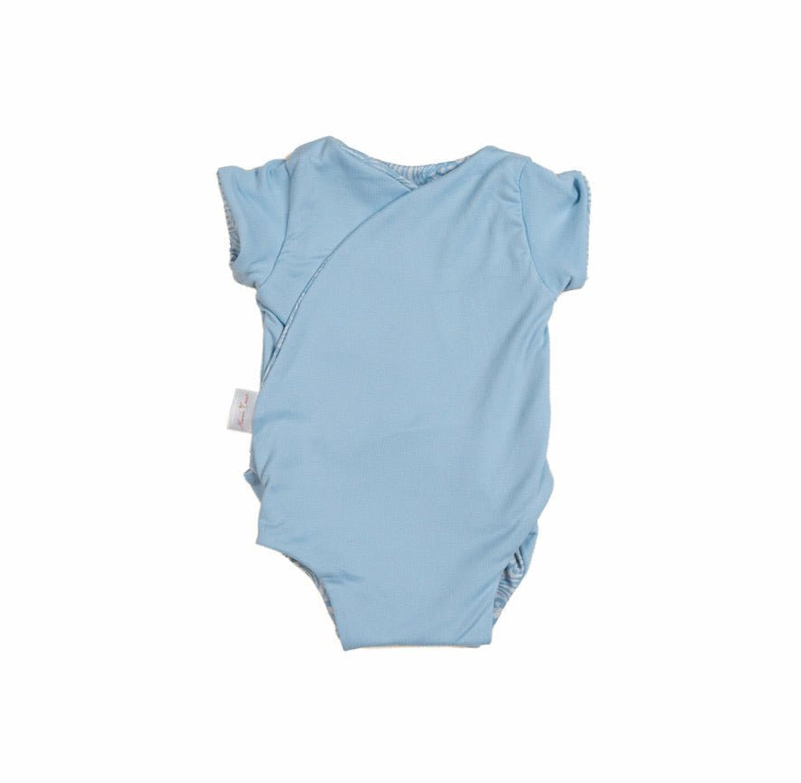 Everyday reversible short-sleeve winged bodysuit with Blue Swells print and classic brushed softness.