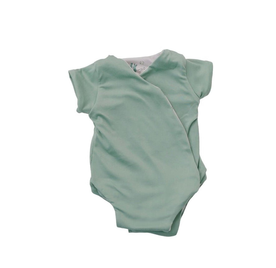 Everyday reversible short-sleeve winged bodysuit with Desert Sunsets print and classic brushed softness.