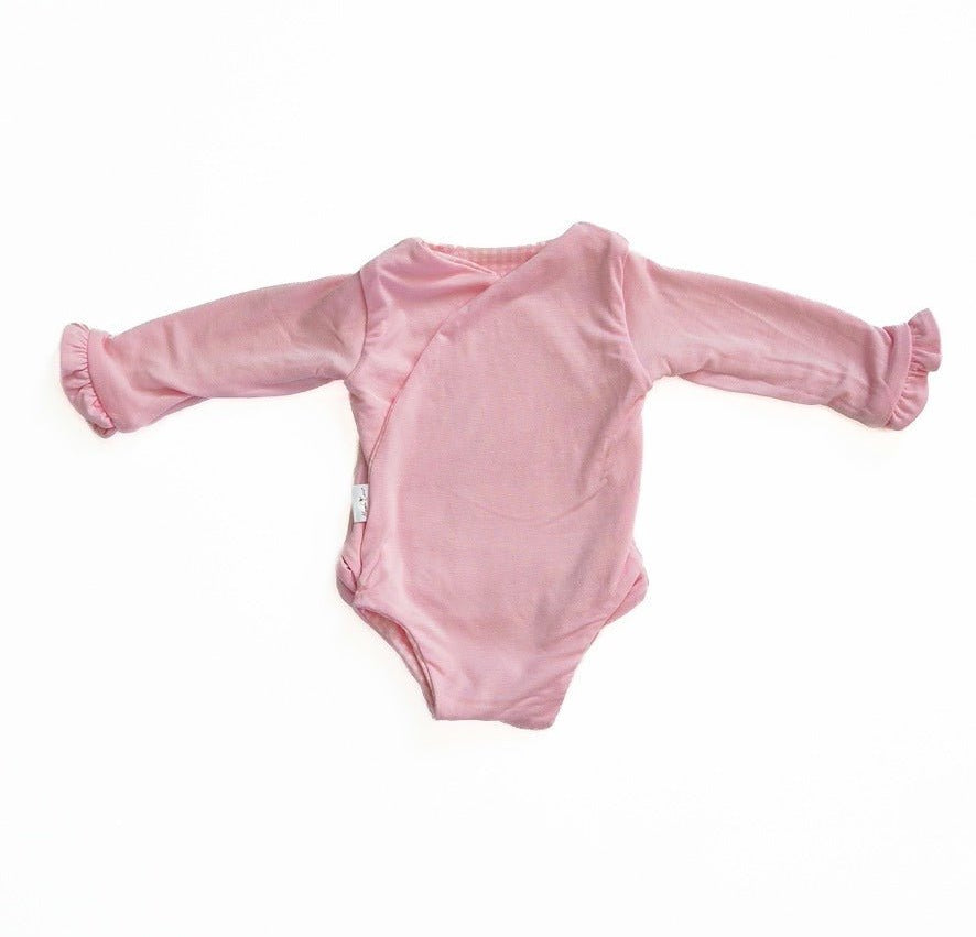 Long-sleeved winged bodysuit for babies in silky modal fabric.