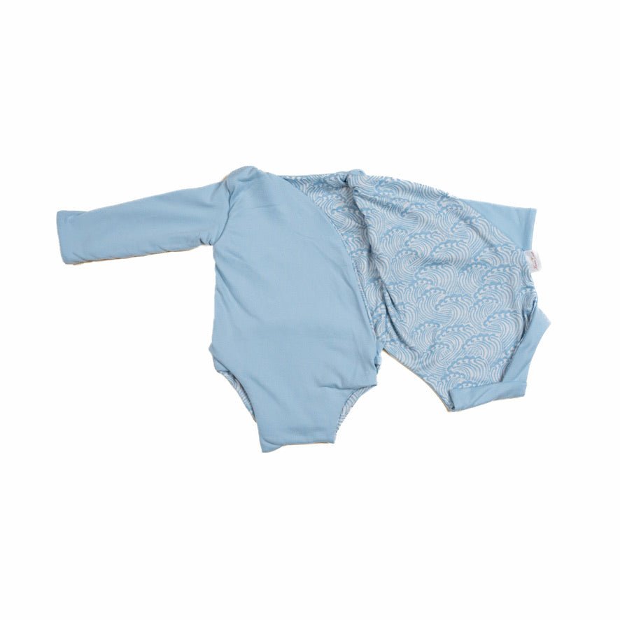 Long sleeved winged bodysuit for babies in classic brushed fabric.
