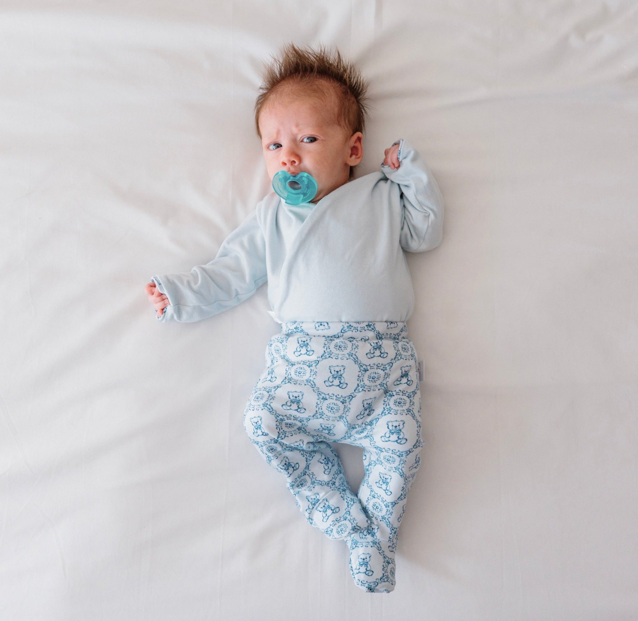 Reversible long-sleeve baby winged bodysuit in bamboo cotton.