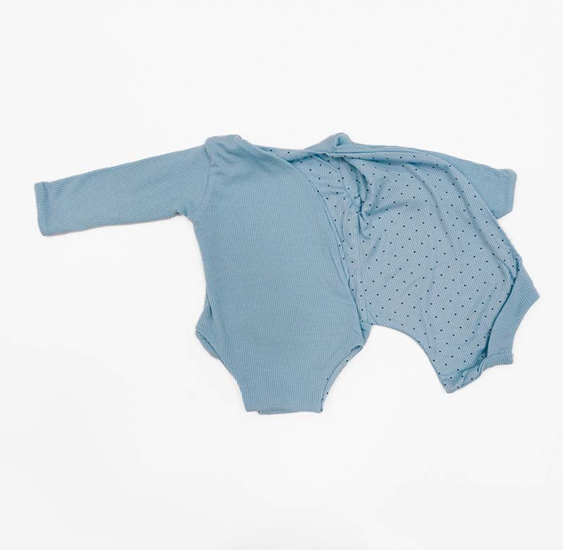 Reversible long-sleeved winged bodysuit for babies in silky modal fabric.