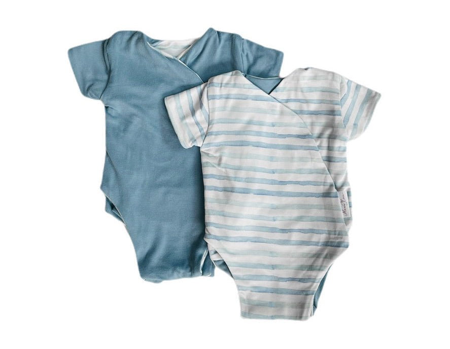 Reversible chambray waves design short-sleeve baby onesie in classic brushed fabric.