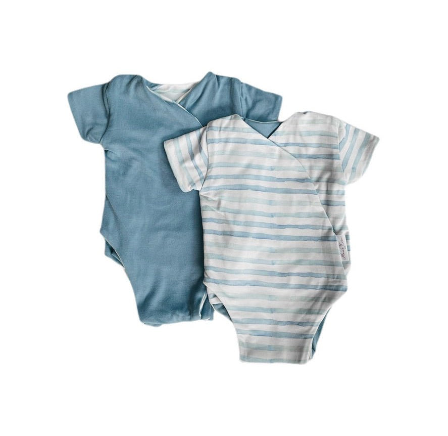 Reversible chambray waves design short-sleeve baby onesie in classic brushed fabric.