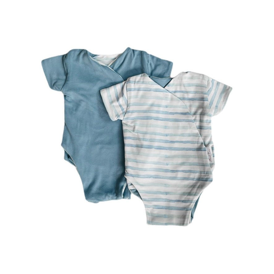Reversible chambray waves design short-sleeve baby onesie in classic brushed fabric.