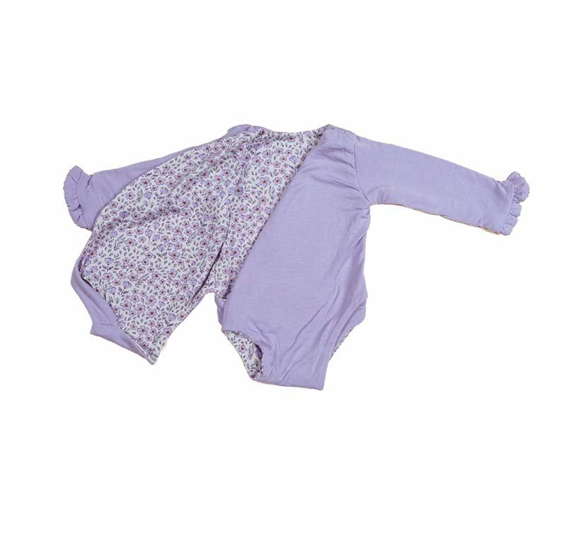 Reversible long-sleeved winged bodysuit for babies in silky modal fabric with ruffle cuffs.