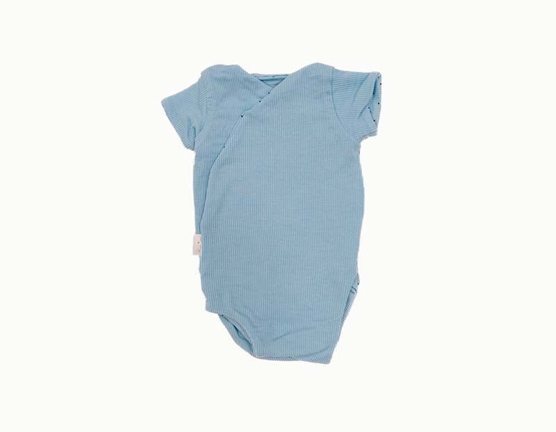 Reversible short sleeved winged bodysuit for babies in silky modal fabric.