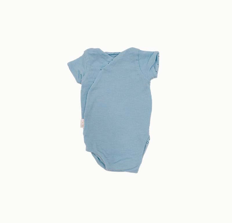 Reversible short-sleeved winged bodysuit for babies in silky modal fabric.