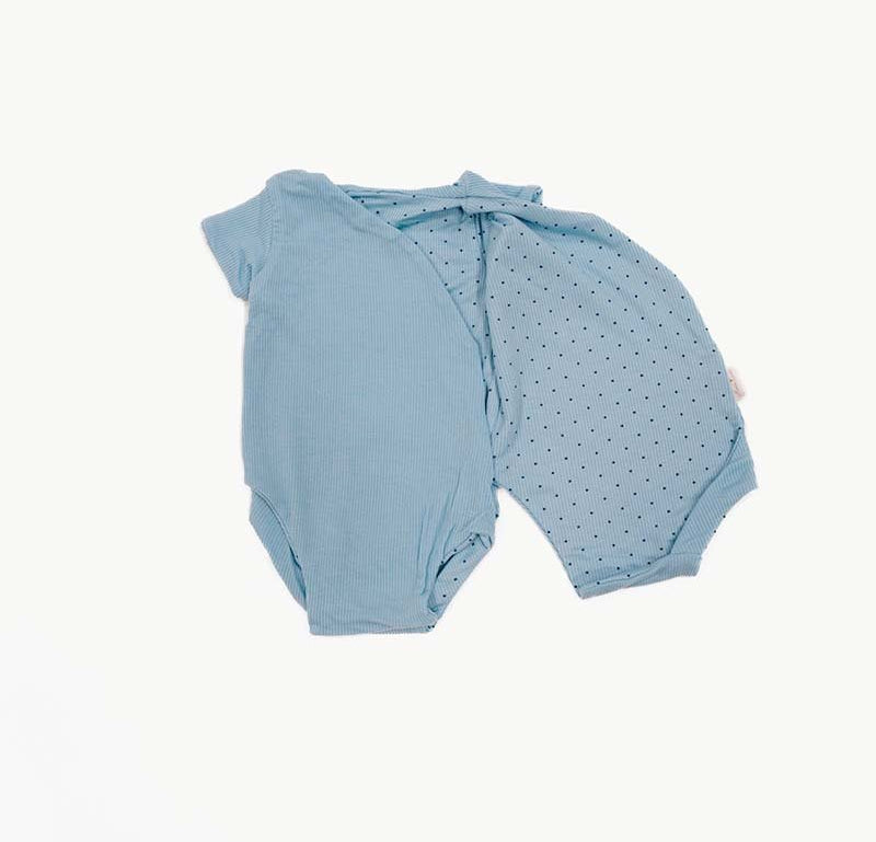 Short-sleeved reversible winged bodysuit for babies in silky modal fabric.