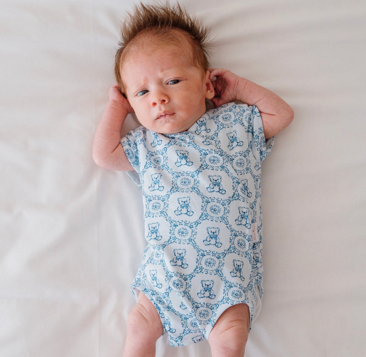 Short-sleeve winged bodysuit for babies in bamboo organic cotton, with teddy tiles design.