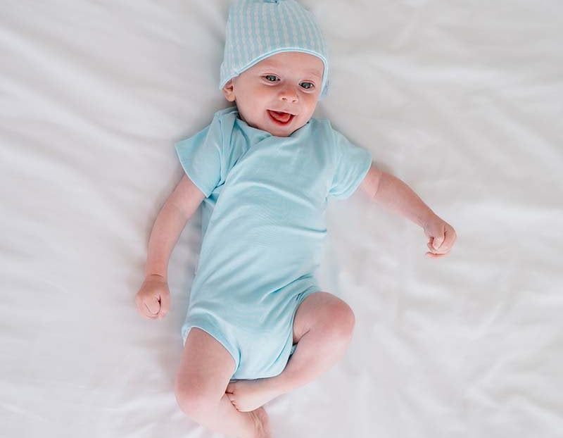 Reversible short sleeved winged bodysuit for babies in silky modal fabric.