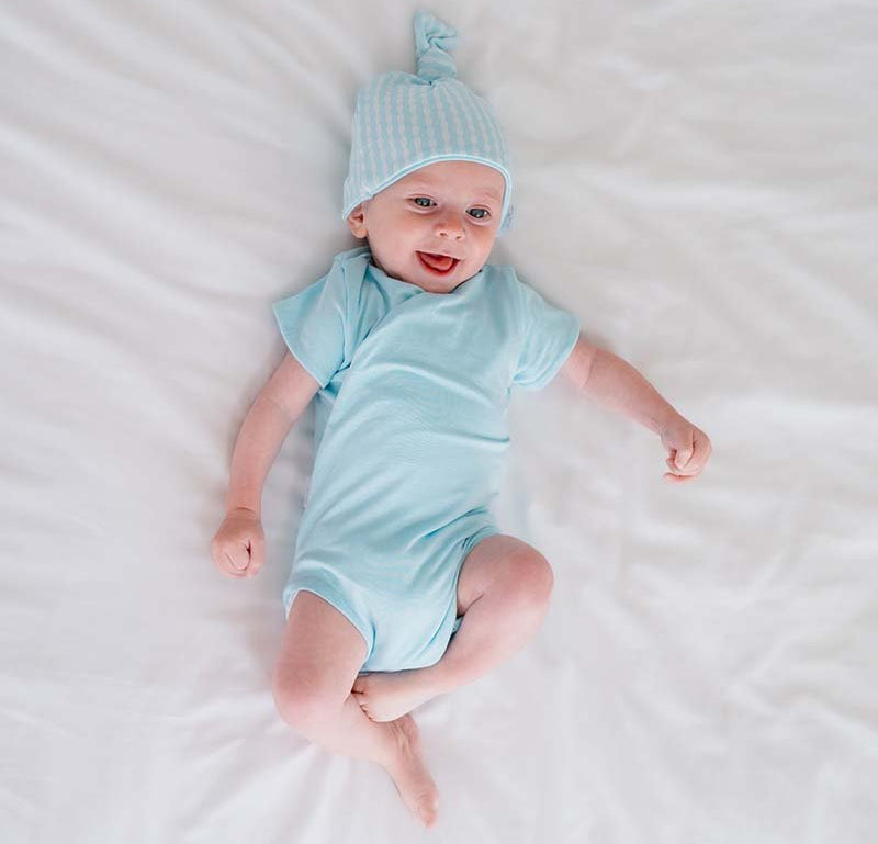 Reversible short-sleeved winged bodysuit for babies in silky modal fabric.