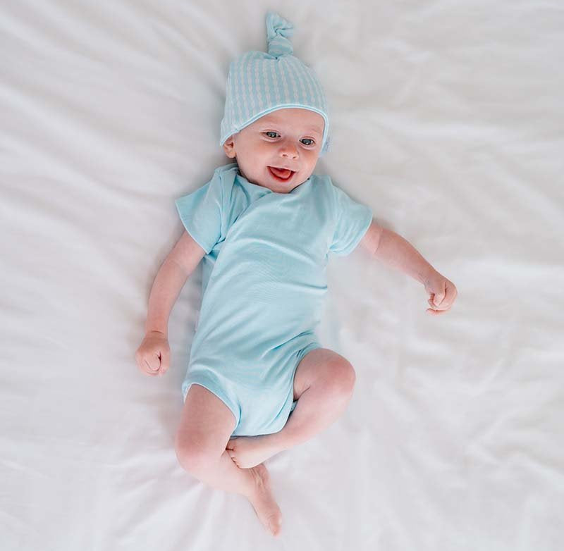 Reversible short-sleeved winged bodysuit for babies in silky modal fabric.