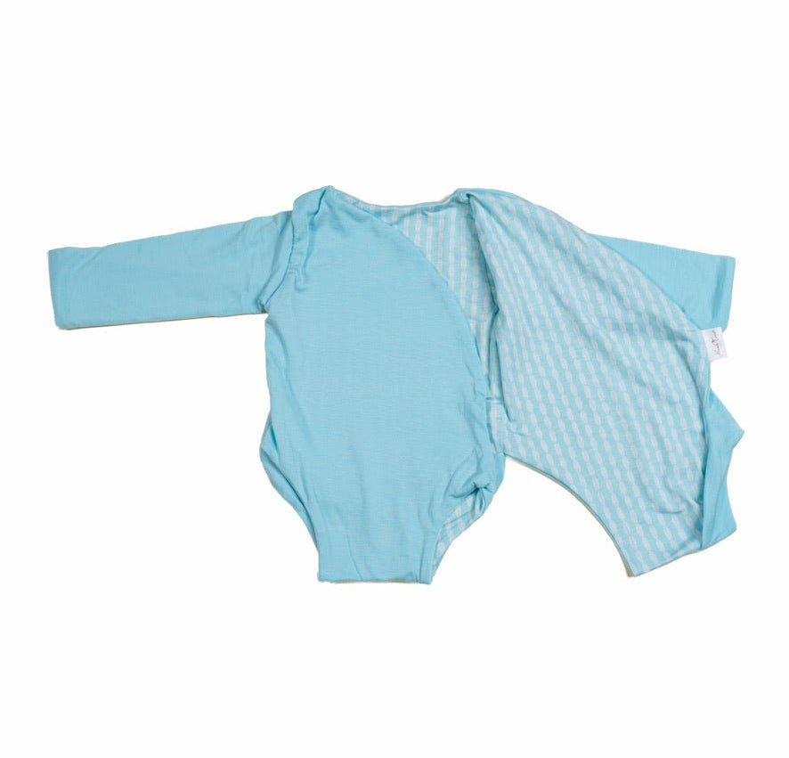 Reversible long-sleeved winged bodysuit for babies in silky modal fabric.