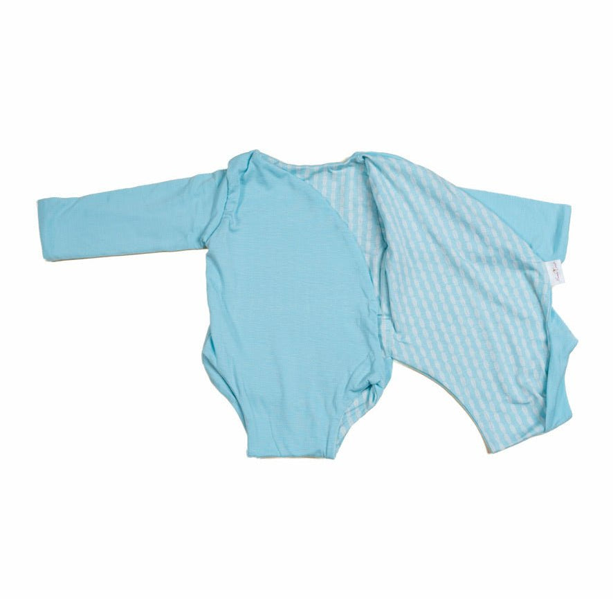 Reversible long-sleeved winged bodysuit for babies in silky modal fabric.