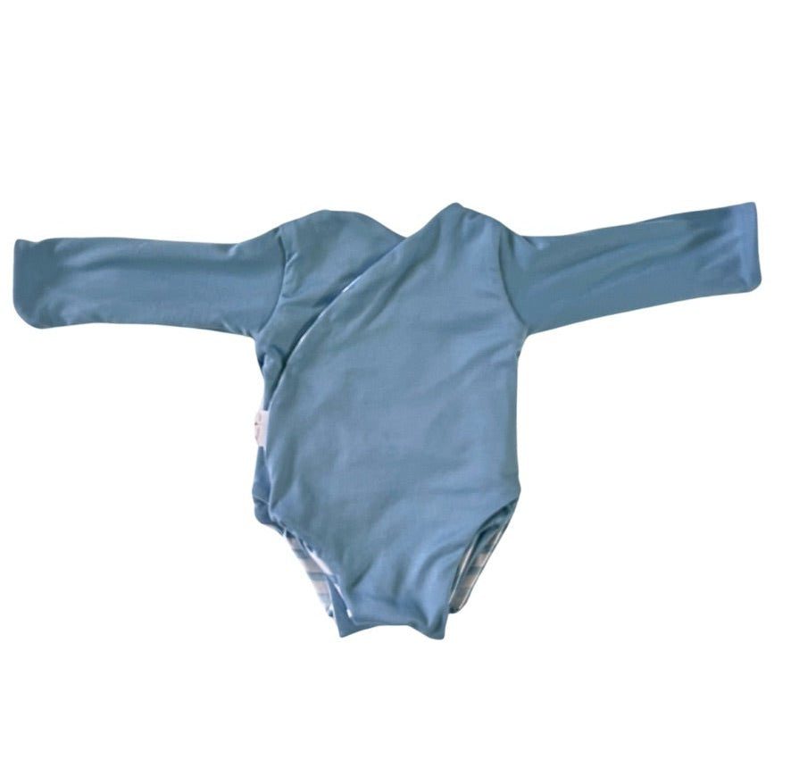 Long-sleeved reversible winged bodysuit for babies in classic brushed fabric.