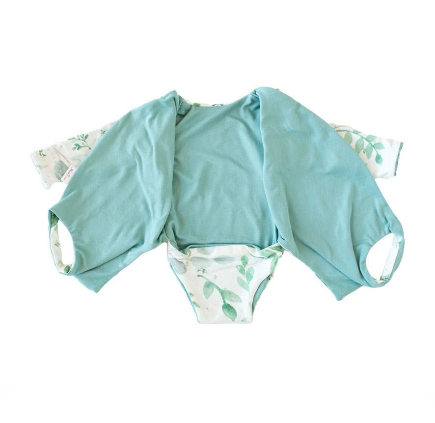 Long sleeved winged bodysuit for babies in classic brushed fabric.