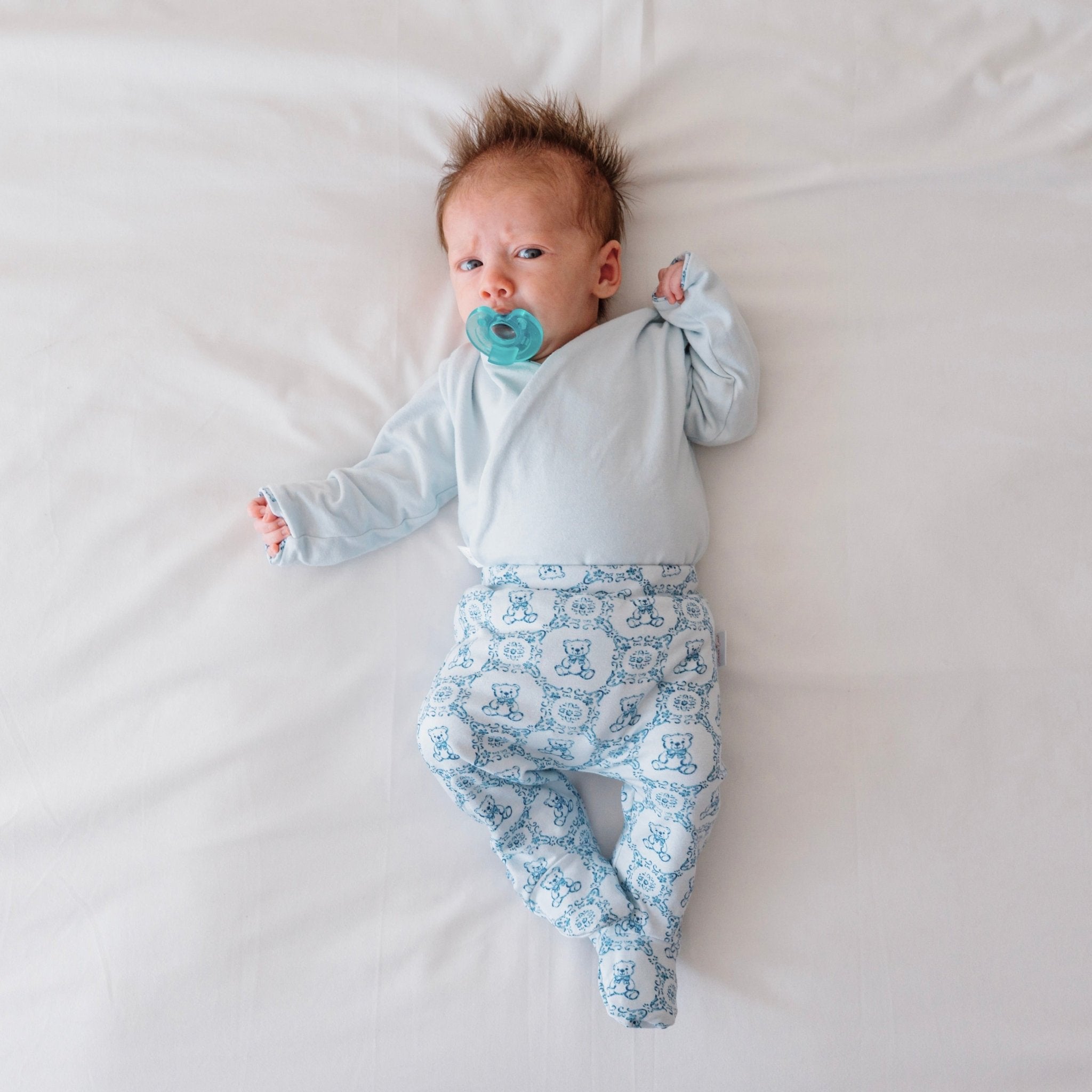 Reversible long-sleeve baby winged bodysuit in bamboo cotton.