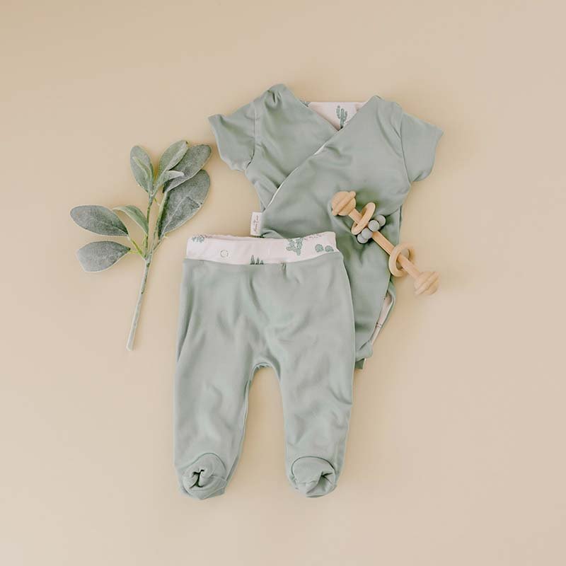 Classic brushed fabric makes this Desert Sunsets reversible short-sleeve winged bodysuit soft and breathable.