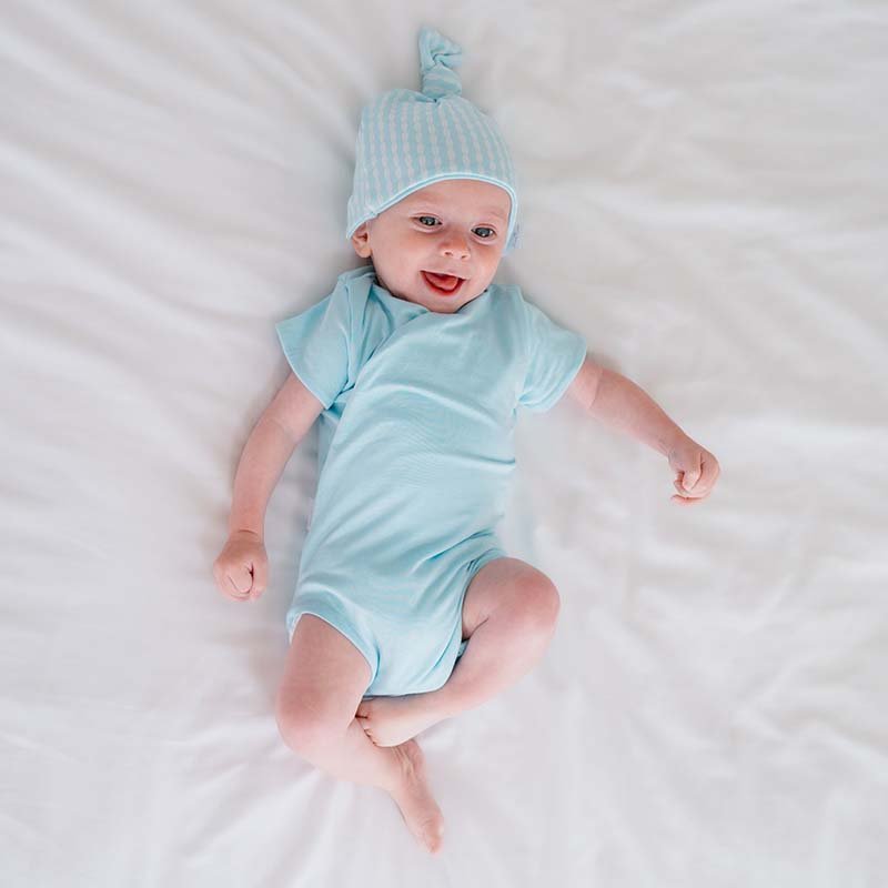 Reversible short sleeved winged bodysuit for babies in silky modal fabric.
