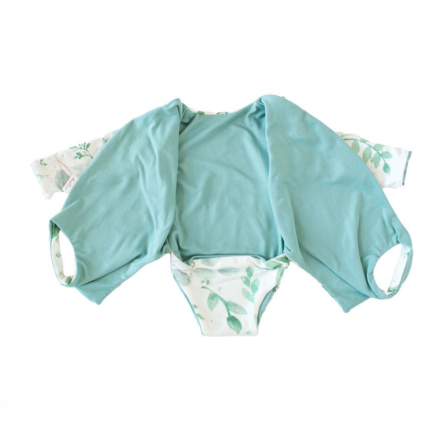 Long sleeved winged bodysuit for babies in classic brushed fabric.